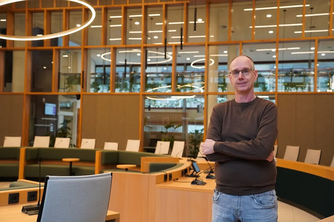 Foto van Arnold Janssen in de raadzaal van gemeente Maashorst