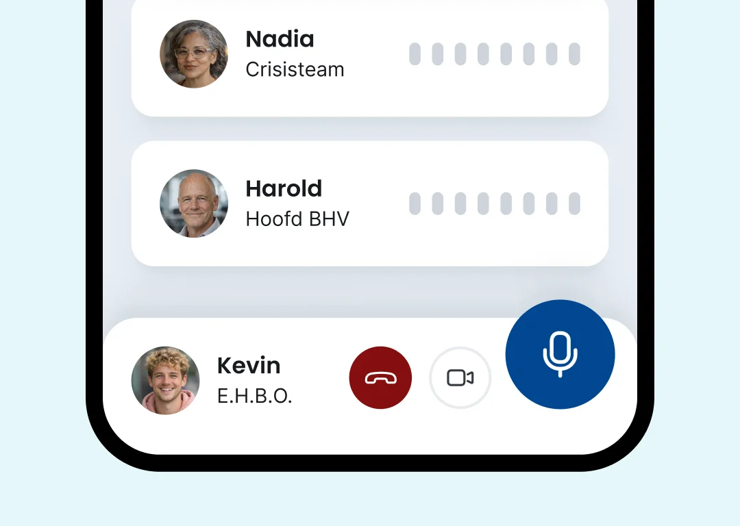 Scherm van de Findwhere BHV-app met een lijst van BHV’ers en een grote knop om spraakcommunicatie te starten in een incident