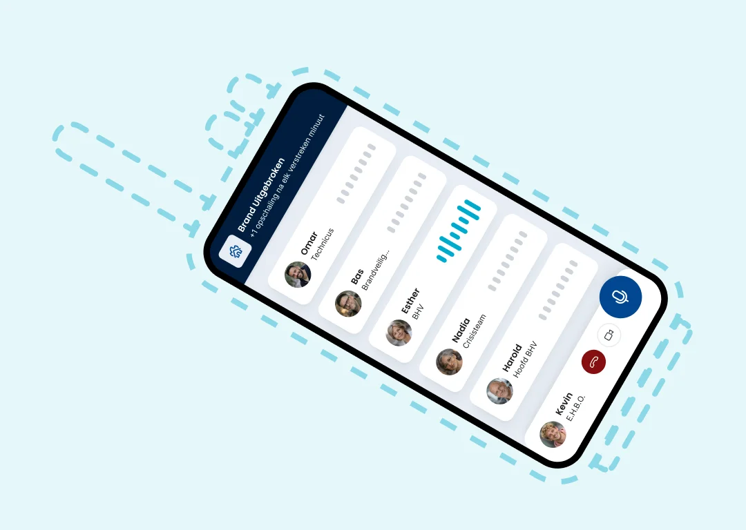 Smartphone met actief spraakverkeer in de Findwhere BHV-app, als moderne vervanging van een portofoon tijdens een brandmelding