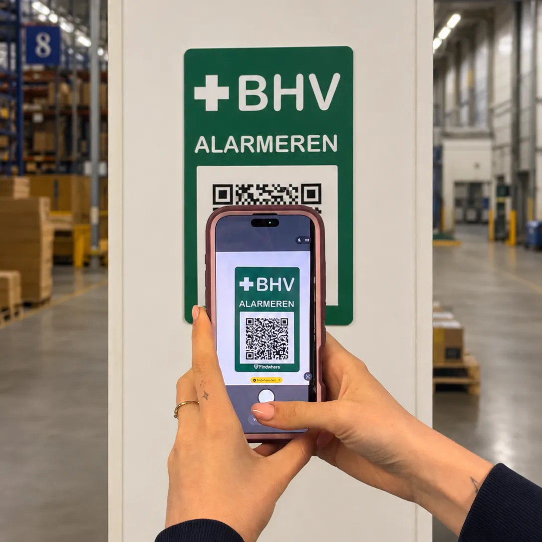 Foto van QR-Code van Findwhere. Er staat BHV Alarmeren boven op het bord. 