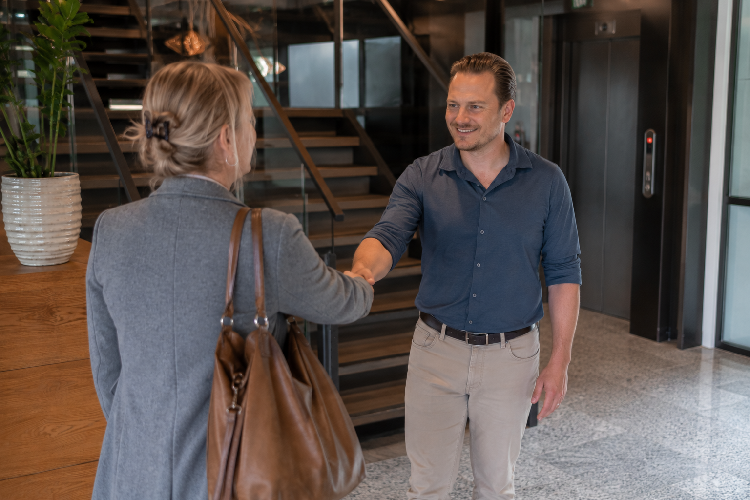 Man en vrouw schudden professioneel elkaar de hand