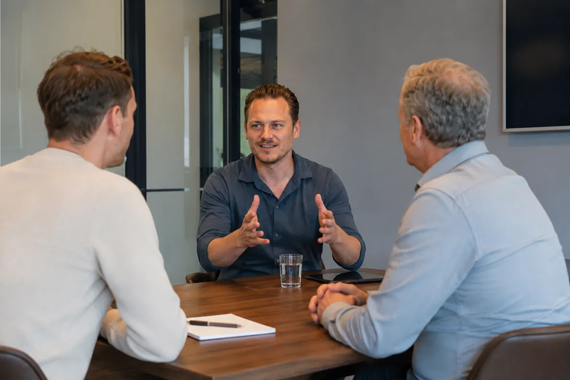 Zakelijk gesprek tussen medewerker en klanten 