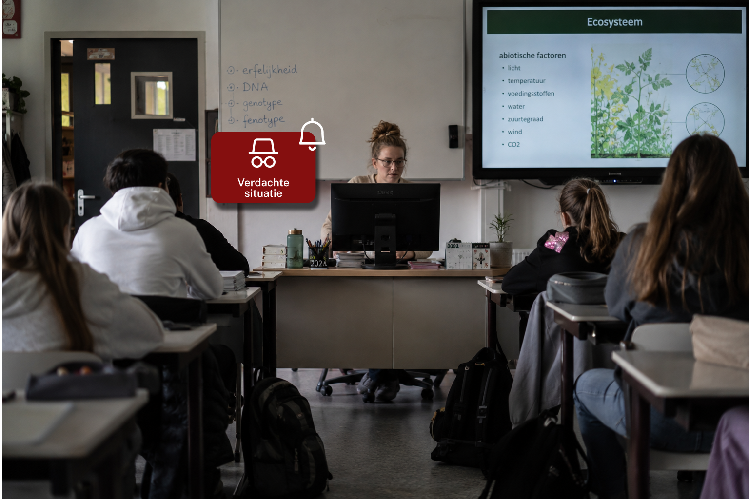 Foto van biologie lerares die protocol krijgt met verdachte situatie melding.