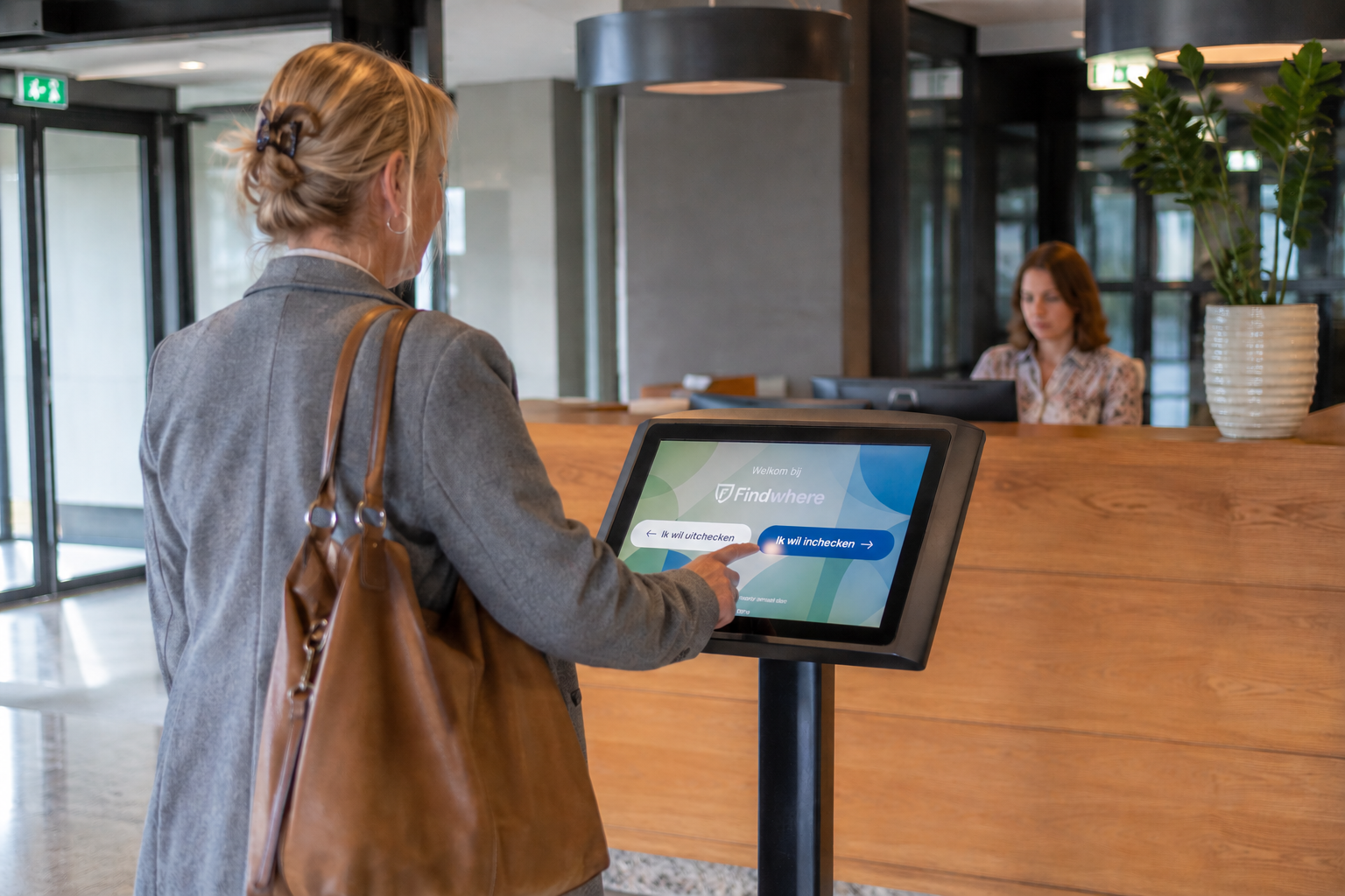 Vrouw meld zich aan met Findwhere bezoekersregistratie